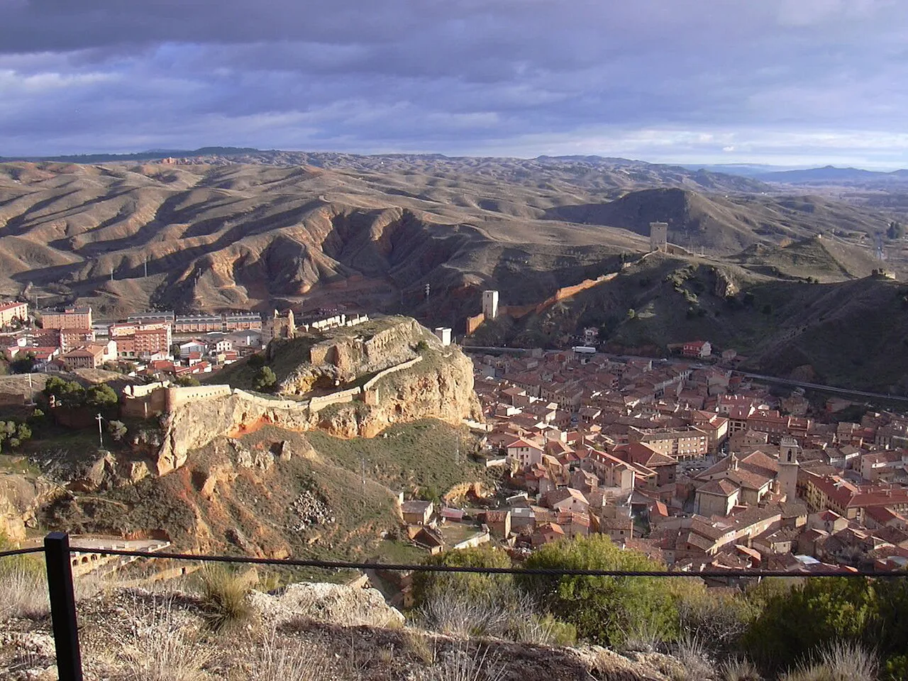 Panoramablick auf Daroca mit Mauern und Dächern in einer bergigen Umgebung.