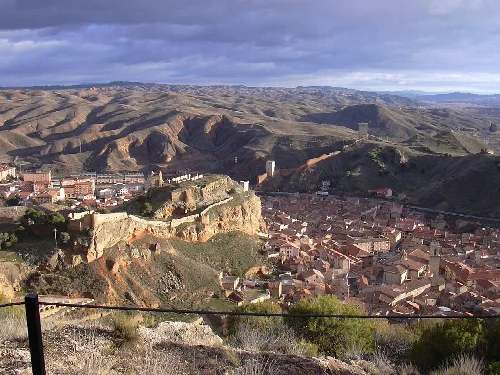 Panoramic view of Daroca with walls and rooftops in a mountainous setting.