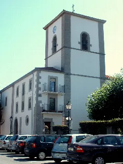 Torre de iglesia con campanario en Villasana de Mena.