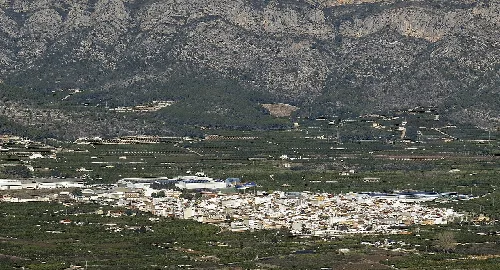 Luftaufnahme von Benifairó de la Valldigna und der Serra de les Agulles.