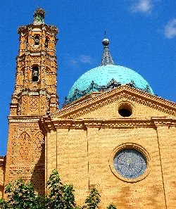 Kirche mit Turm und blauer Kuppel in La Almunia de Doña Godina.