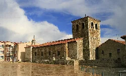 Iglesia de San Juan Bautista con torre de piedra en Guardo.