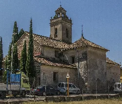 Iglesia con torre y tejado de tejas rojas en Cogullada, Carcaixent.