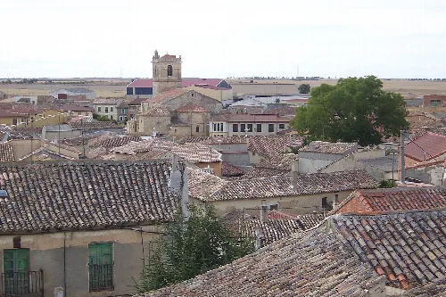 Tejados y calles de Villalba de los Alcores con la iglesia de Santiago en el fondo.