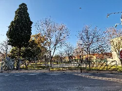 Park Casa Grande mit Bäumen und Zaun in Gójar, Granada.
