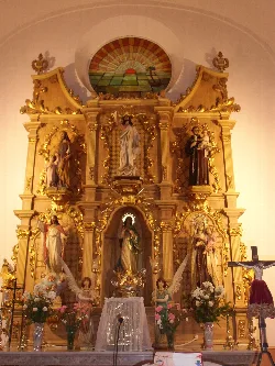 Goldenes Altarretabel mit religiösen Figuren in der Kirche von Casas de Fernando Alonso.