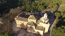 Vista aérea de la iglesia y su entorno en Iniesta.