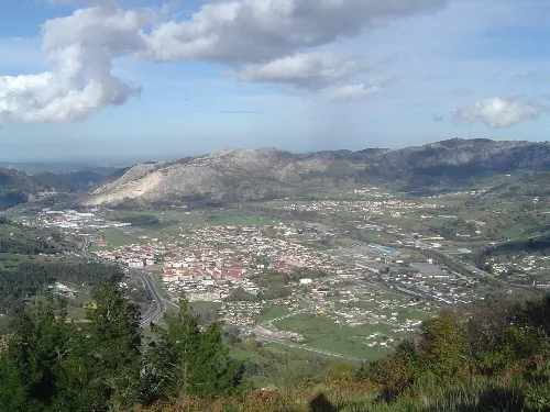 Vista de un valle con montañas y ciudad en Los Corrales de Buelna.