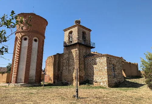 Iglesia de Santiago con torre de piedra en Melgar de Arriba.