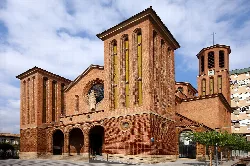 Fachada de la iglesia de Santa María con torres y arcos en Cornellá de Llobregat.