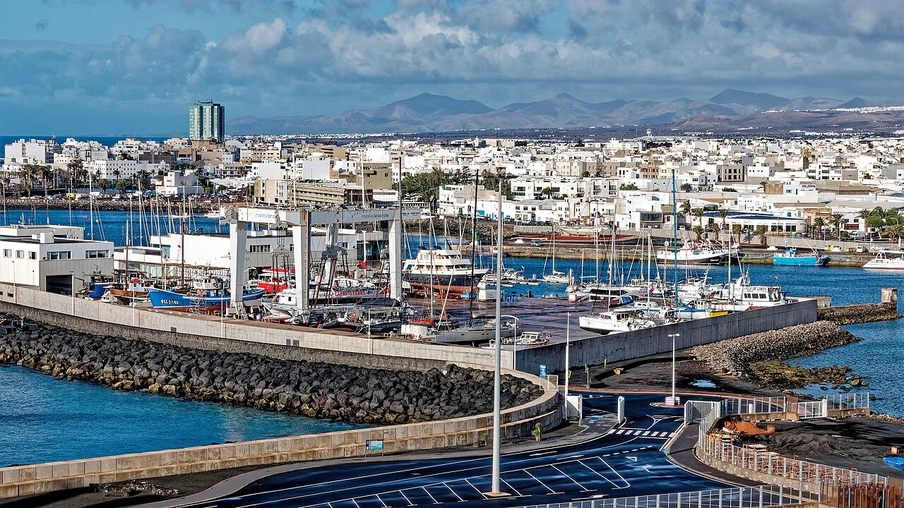 Blick auf den Hafen mit Booten und Gebäuden in Arrecife.