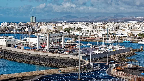 Blick auf den Hafen mit Booten und Gebäuden in Arrecife.