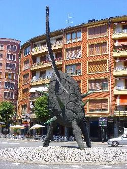 Escultura de una figura con forma de patata en una plaza de Amorebieta.