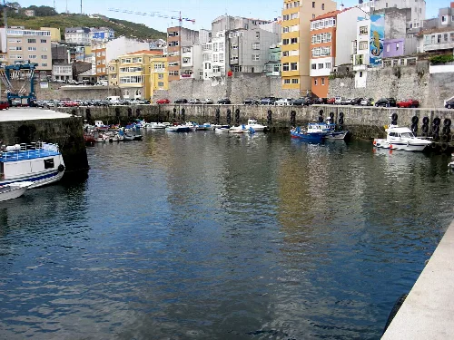 Puerto con barcos y edificios en Malpica de Bergantiños.