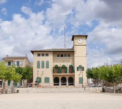 Rathaus mit Uhr und Balkonen in Ses Salines.
