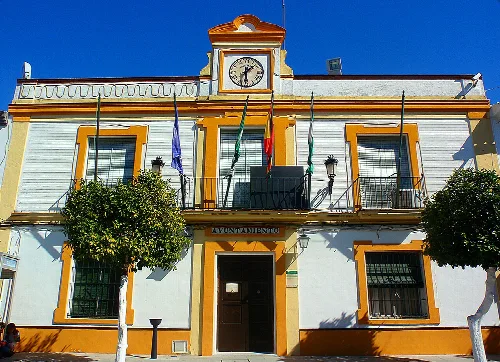 Fachada del Ayuntamiento de Carrión de los Céspedes, en la provincia de Sevilla (España).