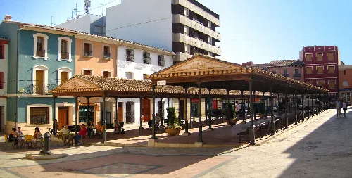 Estructura de mercado cubierto con columnas y toldos en Pedreguer.
