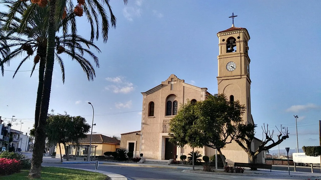 Iglesia con torre y reloj en Deltebre, Tarragona.