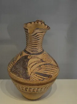 Iberisches Gefäß mit Vogel- und Blumenmotiven aus der Nekropole des Cabezo del Tío Pío in Archena.
