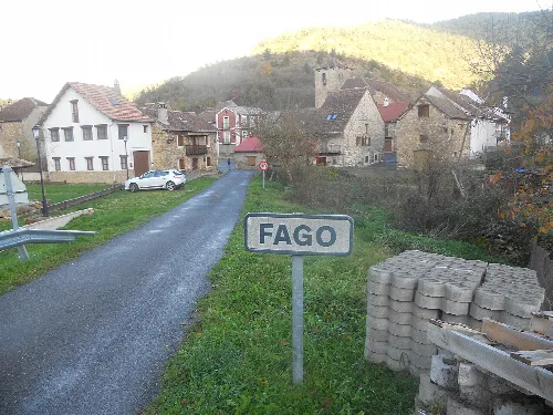 Straße mit Fago-Schild und traditionellen Häusern in Huesca.