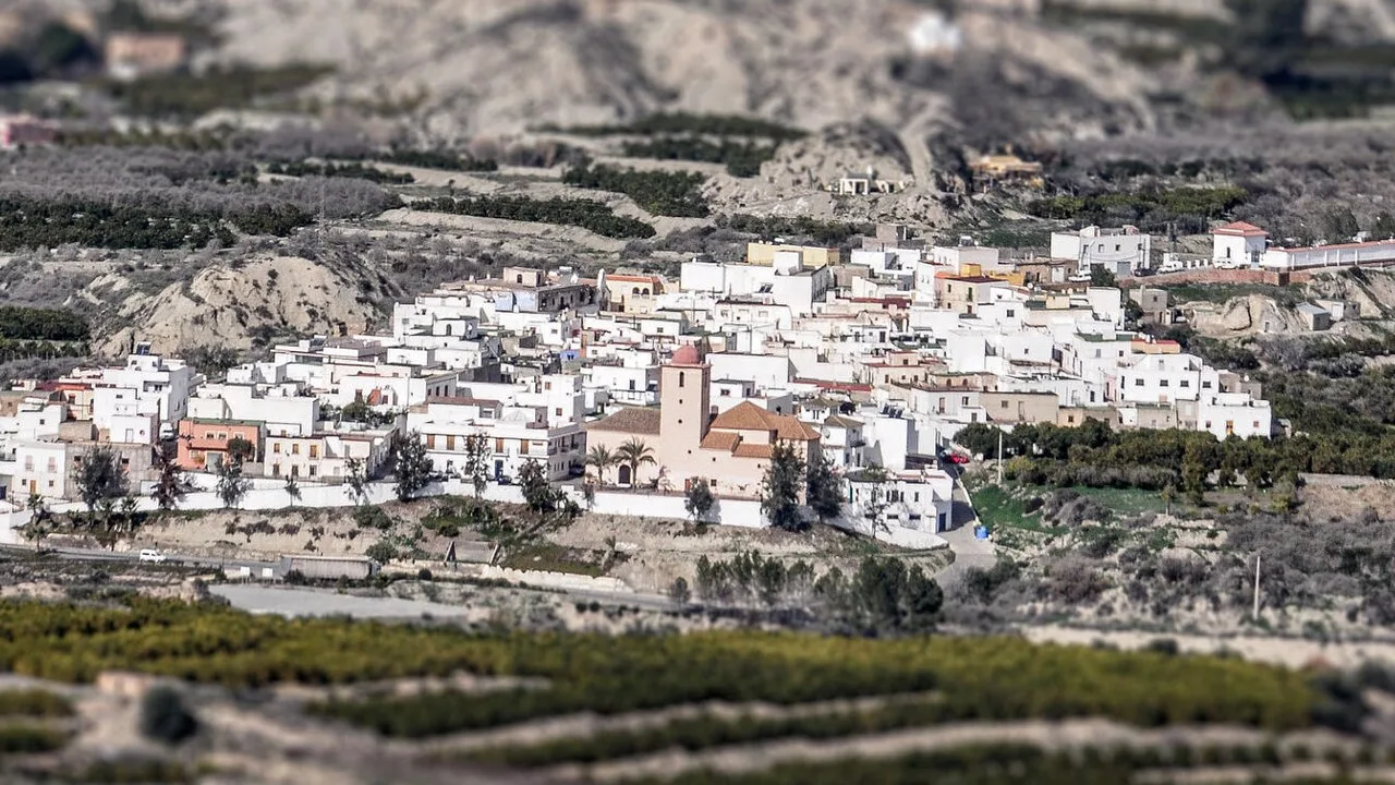 Vista de casas blancas en las laderas de las montañas en Terque, Almería.