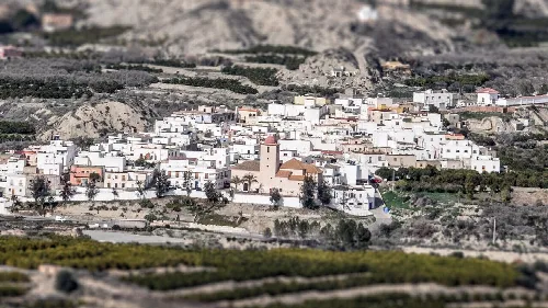 Vista de casas blancas en las laderas de las montañas en Terque, Almería.