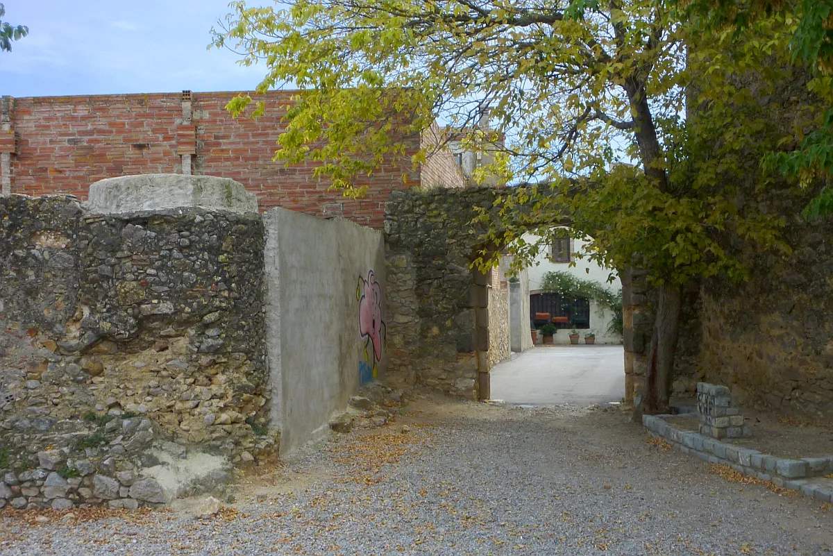 La puerta de la antigua muralla y restos del muro en Viladamat (Girona)