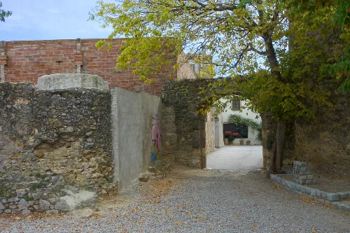La puerta de la antigua muralla y restos del muro en Viladamat (Girona)