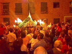 Multitud de personas en la calle durante la recibimiento de la Virgen de Valverde.