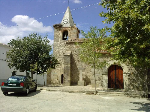 Steinige Kirche mit Turm und Uhr in Conquista de la Sierra.