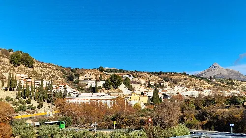 Vista de la localidad de Calicasas (provincia de Granada, España), desde la carretera GR-3422.