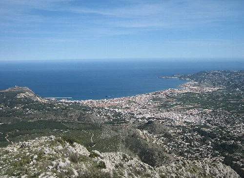 Panorámica de Jávea vista desde Montgó con mar y ciudad.