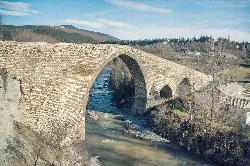 Steinbrücke mit Bögen in Jaca, über den Fluss Aragón.