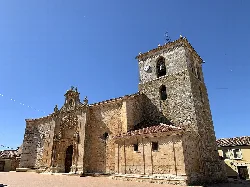 Steinige Kirche mit Turm in Pinilla Trasmonte