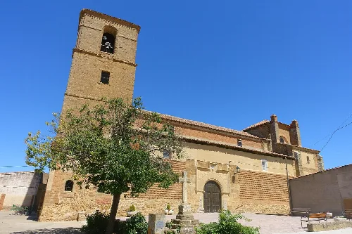 Kirche der Himmelfahrt unserer Lieben Frau mit Turm und Steinfassade in Villamayor de Campos.