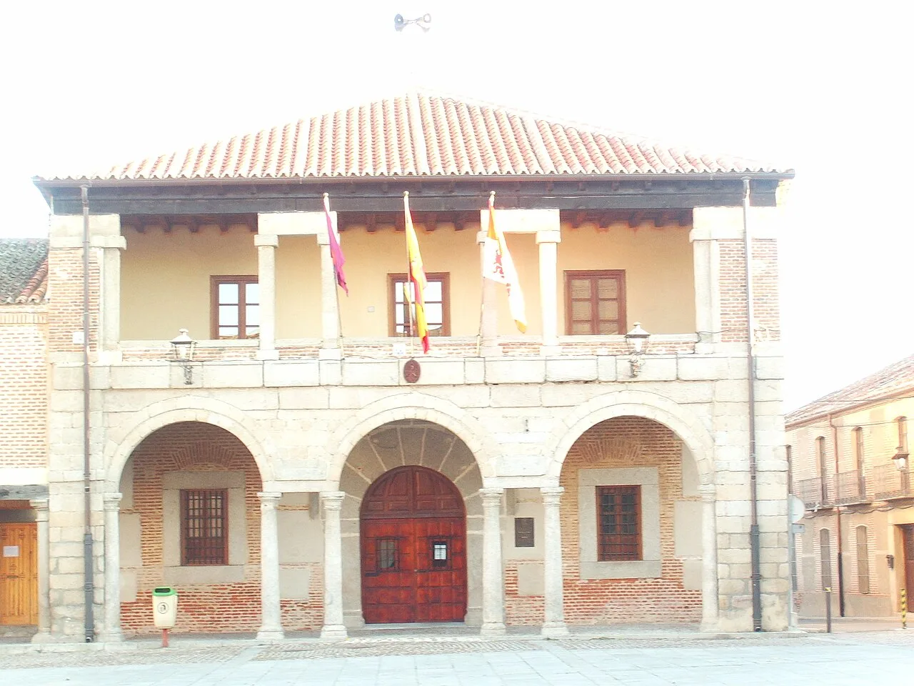 Gebäude mit Bögen im Erdgeschoss und Balkon im Obergeschoss in Martín Muñoz de las Posadas.
