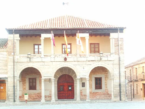 Building with arches on the ground floor and balcony on the upper floor in Martín Muñoz de las Posadas.