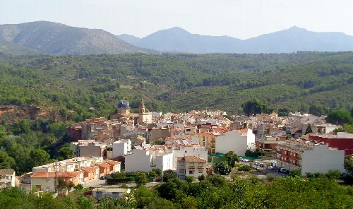 Paisaje de Navajas con casas blancas y montañas en el fondo.