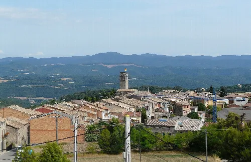 Vista parcial de Sant Feliu Sasserra vist des de la Glorieta Vilaclara, o sigui, mirant cap al sud. Al centre, l'església de Sant Feliu.