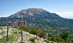 Vista de La Sagra con señal que indica su nombre y altitud.