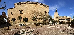 Plaza mayor con arco romano, iglesia y ayuntamiento en San Clemente.