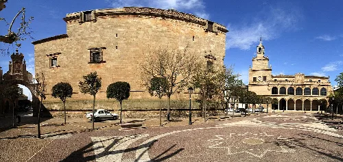 Hauptplatz mit römischem Bogen, Kirche und Rathaus in San Clemente.