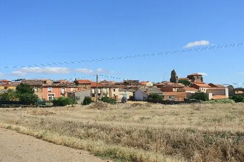 Ansicht von Häusern mit roten Dächern und einer Kirche in Prado, Zamora.