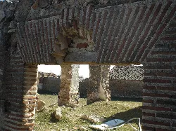Puerta de ladrillo con dintel en Bernuy, Marugán, con restos de estructura antigua.