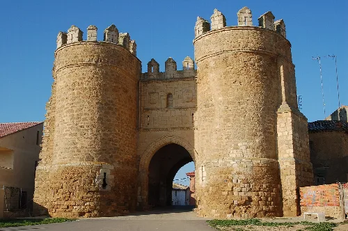 St. Andreas Tor mit runden Türmen und Steinmauer in Villalpando.