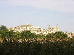 Vista de Épila con iglesia y colina en Zaragoza.