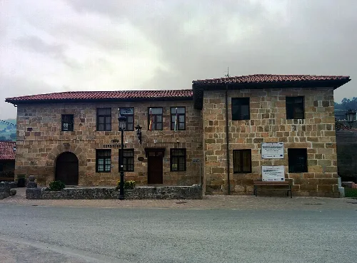 Casa consistorial del Ayuntamiento de Saro, en Llerana (Cantabria, España).