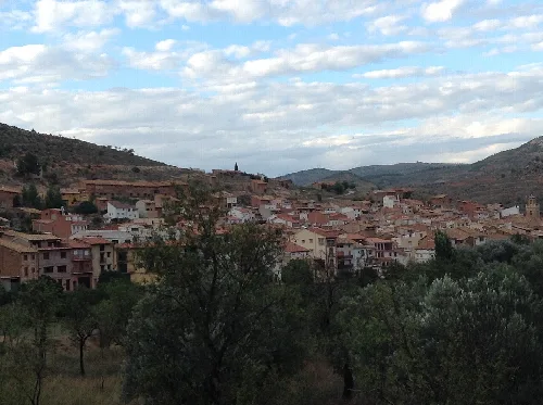 Panoramischer Blick auf Casas Bajas mit Häusern und Bergen.
