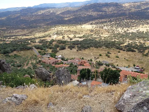 Panoramablick auf Häuser und ländliche Landschaft vom Schloss aus.