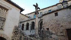 Steinkreuz vor der Kirche San Bartolomé in Sepúlveda.